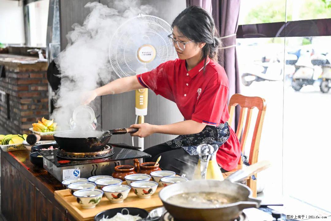 全网追的“扁担女孩”，找了一份暑假工，时薪12元 - 黔东南生活资讯 - 黔东南28生活网 qdn.28life.com